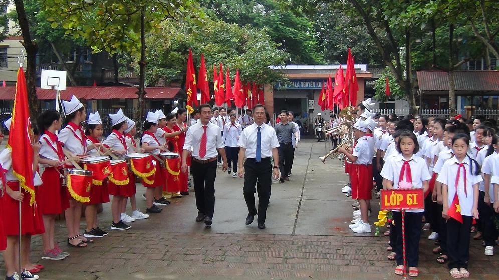 Đón đại biểu về dự Lễ khai giảng