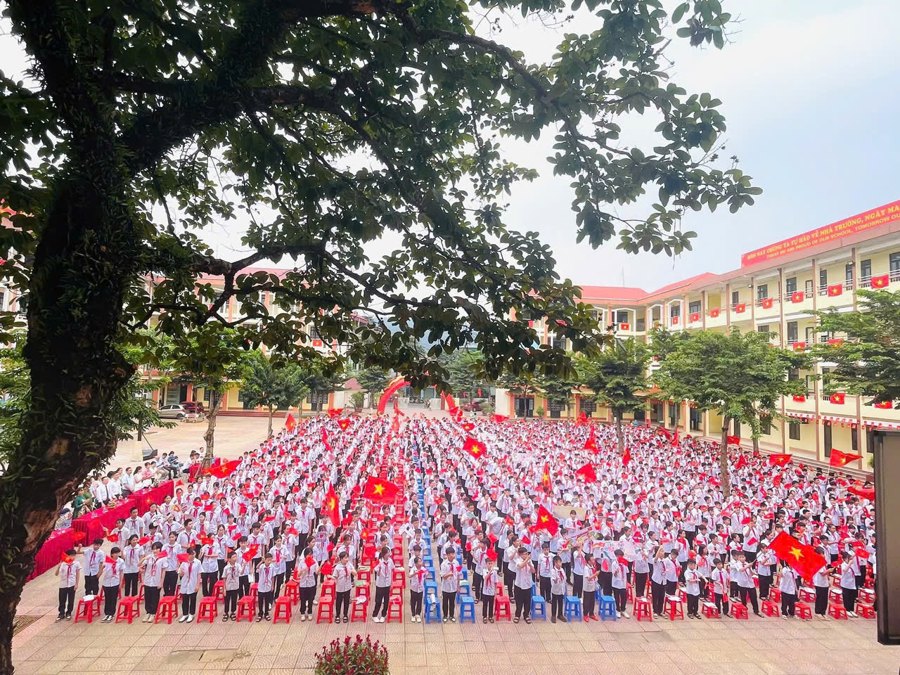 Lễ chào cờ, sinh hoạt tập thể tại Trường THCS Kim Tân