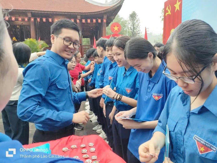 Học sinh, đoàn viên tham gia hoạt động về nguồn nhân dịp thành lập Đoàn 26/3