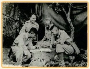 Cùng Đại tướng Võ Nguyên Giáp ở ATK Định Hóa, năm 1950