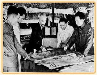 Ngày 6/12/1953, Bộ Chính trị họp dưới sự chủ trì của Chủ tịch Hồ Chí Minh, duyệt kế hoạch tác chiến Đông – Xuân 1953–1954