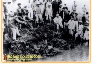 Bác Hồ cùng nông dân chống hạn (1958)