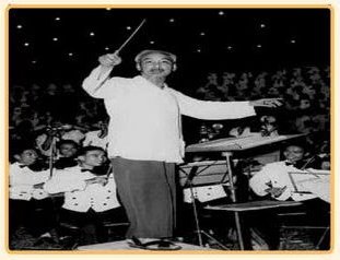 Bắt nhịp bài ca “Kết đoàn” tại Công viên Bách Thảo, Hà Nội (9/1960)