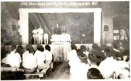 Gặp mặt, nói chuyện với cán bộ và nhân dân khu Làng Giàng nhân ngày kỷ niệm Nam Bộ kháng chiến
