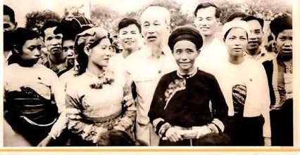 Bác Hồ chụp ảnh với bà Sùng Seo Pla – Đại biểu Quốc hội