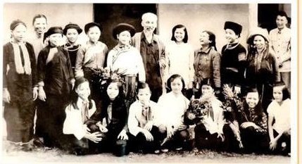 Chụp ảnh lưu niệm cùng đại biểu phụ nữ và thiếu nhi các dân tộc tỉnh Lào Cai, tháng 9/1958