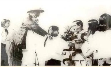 Thiếu nhi Lào Cai tặng hoa Bác và đồng chí Trần Đại Nghĩa, ngày 24/9/1958