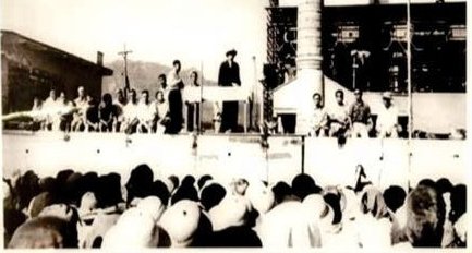 Nói chuyện với chuyên gia Liên Xô, cán bộ, công nhân tại công trường xây dựng Nhà máy Nhiệt điện Lào Cai